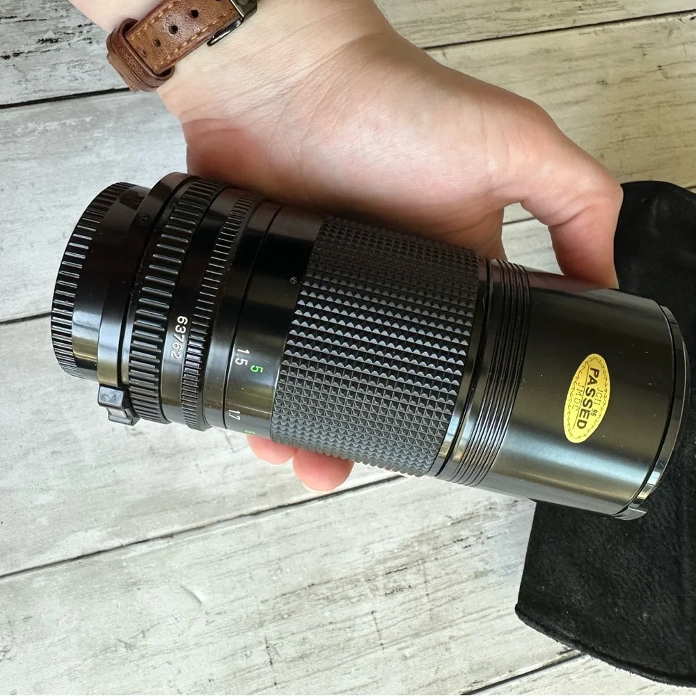 VINTAGE PREOWNED CANON LENS FD 200 MM 1:4 BLACK LENS WITH CAP AND CASE